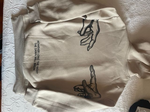 Sudadera beige con frase The dawn will break