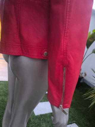Chaqueta formula joven corta cuero roja mujer