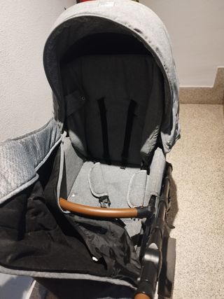 Silla de paseo gris..ruedas con signos de desgaste