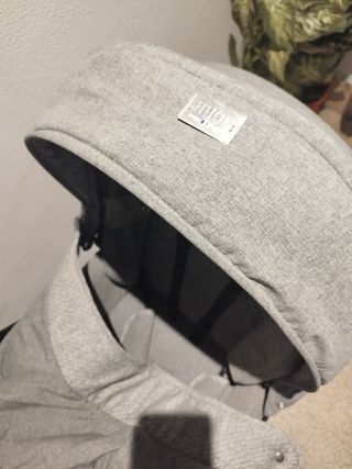 Silla de paseo gris..ruedas con signos de desgaste