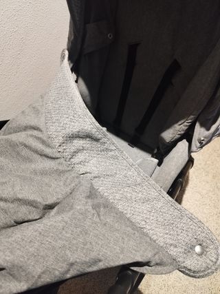 Silla de paseo gris..ruedas con signos de desgaste