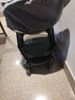 Silla de paseo gris..ruedas con signos de desgaste