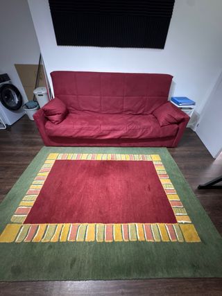 Sofá cama y alfombra a juego
