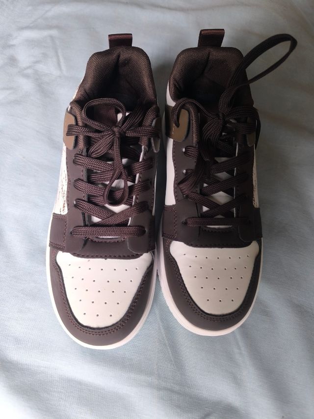 Zapatos unisex marrones y blancos