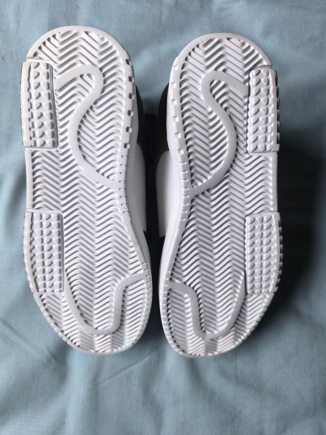 Zapatos unisex marrones y blancos