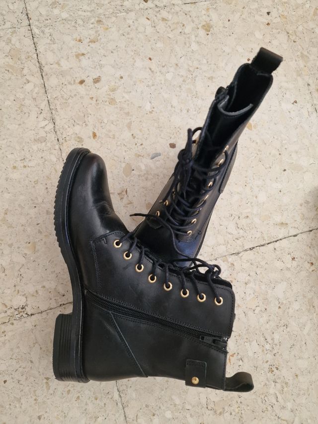 Botines negros con cordones