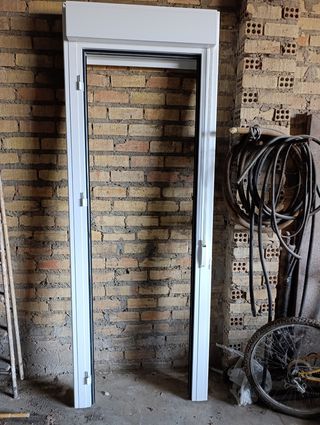 Puerta aluminio blanca