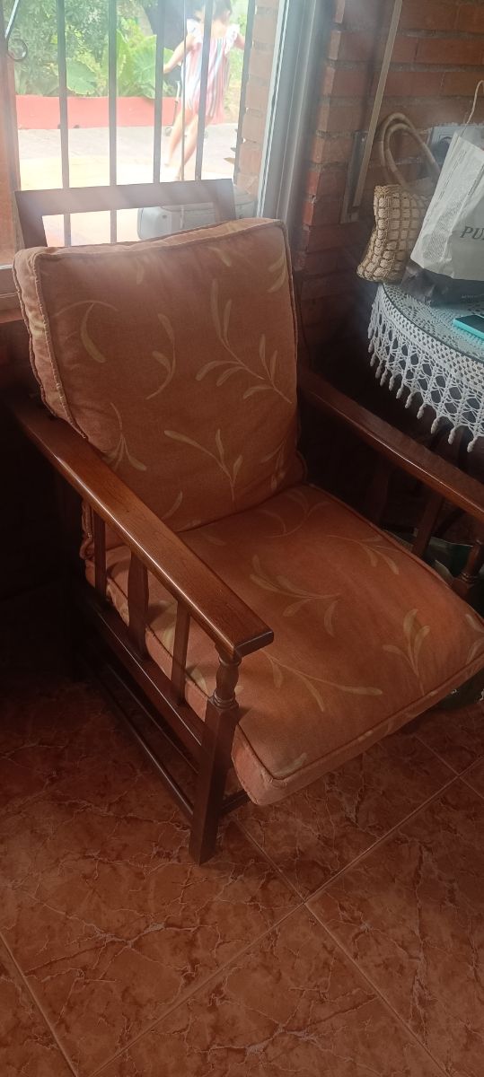 3 Sillónes antiguos de madera y tela.