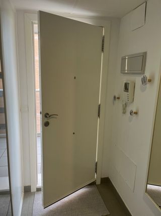 Puerta de entrada blanca