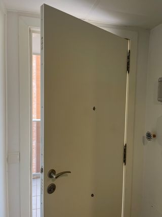 Puerta de entrada blanca