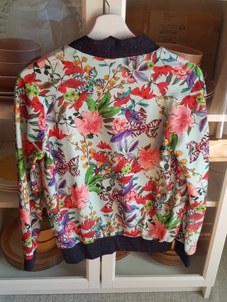 Bomber floral y bolso bandolera