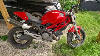 Ducati Monster 696 roja 16.600km