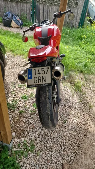 Ducati Monster 696 roja 16.600km