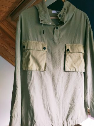 Chaqueta Zara con capucha y bolsillos. Sin uso.