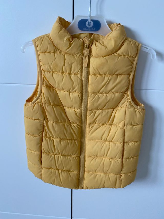 Chaleco acolchado amarillo tipo abrigo