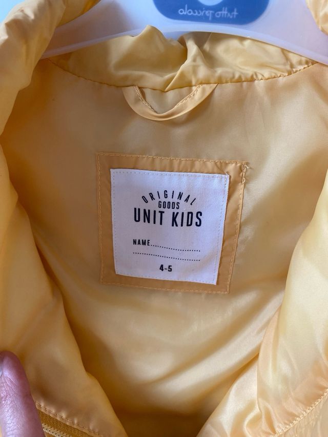 Chaleco acolchado amarillo tipo abrigo