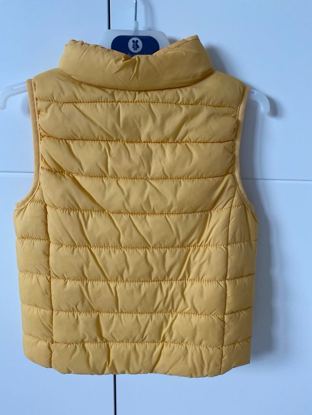 Chaleco acolchado amarillo tipo abrigo