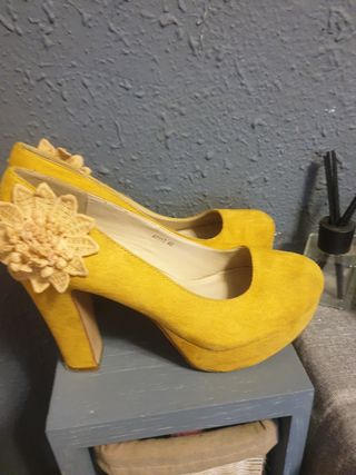 Zapatos de tacón amarillos mostaza con flor