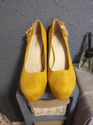 Zapatos de tacón amarillos mostaza con flor