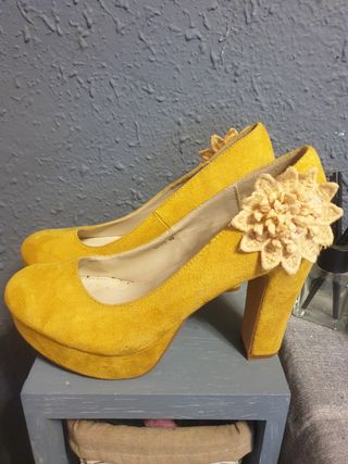 Zapatos de tacón amarillos mostaza con flor