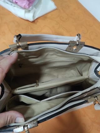 Bolso de mano beige y blanco