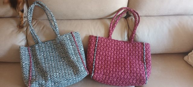 Bolsos estampados grises y morados