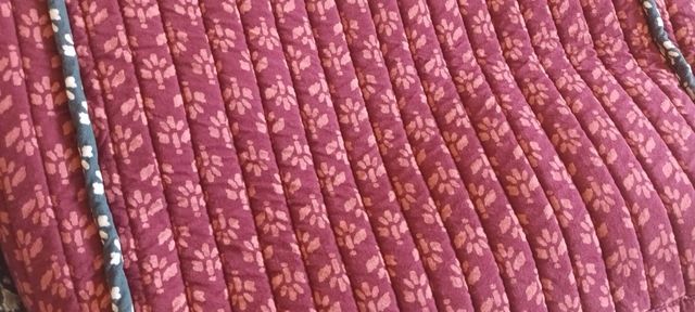 Bolsos estampados grises y morados