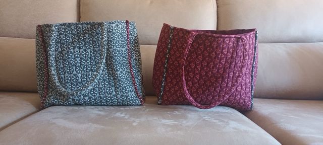 Bolsos estampados grises y morados