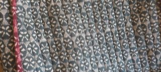 Bolsos estampados grises y morados