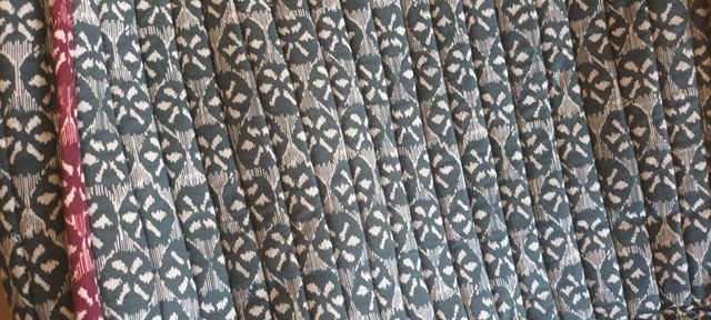 Bolsos estampados grises y morados