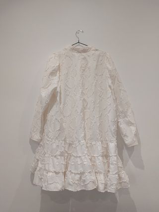 Vestido blanco con volantes