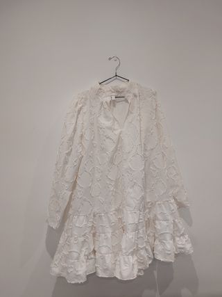 Vestido blanco con volantes