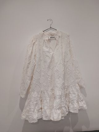 Vestido blanco con volantes