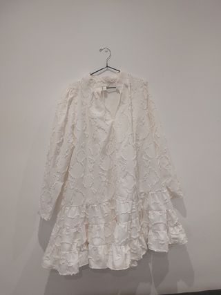 Vestido blanco con volantes