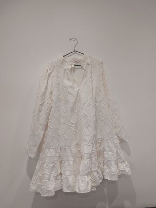 Vestido blanco con volantes