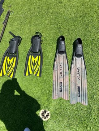 Traje de buceo completo y aletas