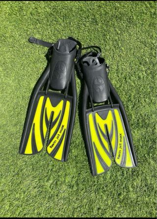 Traje de buceo completo y aletas