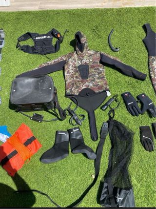 Traje de buceo completo y aletas