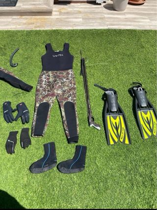 Traje de buceo completo y aletas