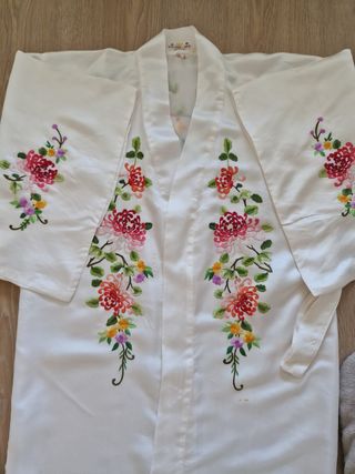 Bata de seda con bordados  