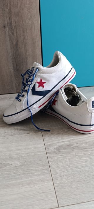 Zapatillas Converse Blancas con Cordones Azules