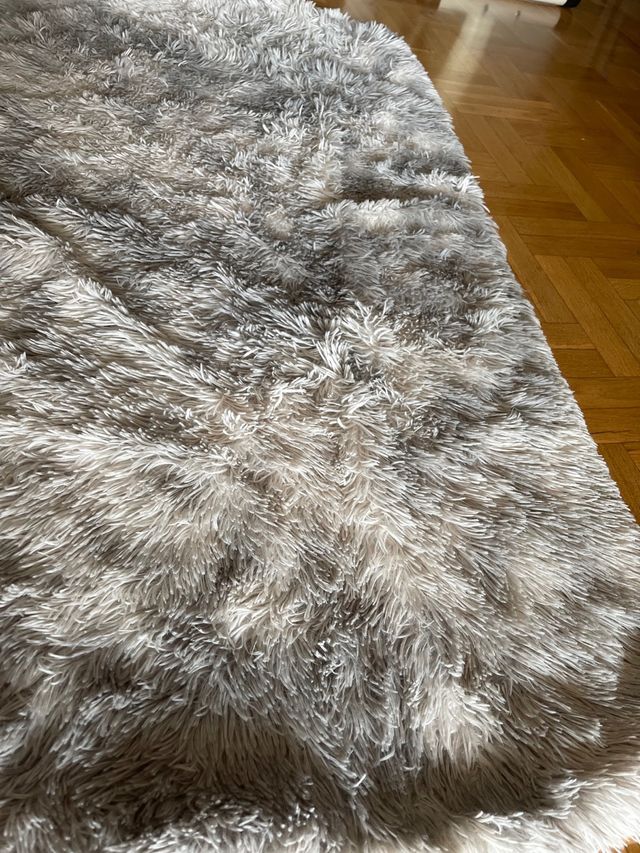 Alfombra suave gris y blanca