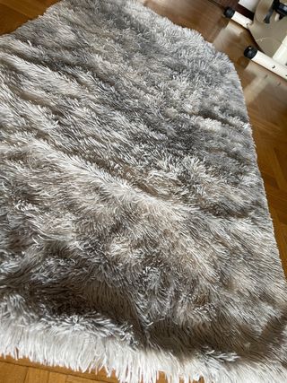 Alfombra suave gris y blanca