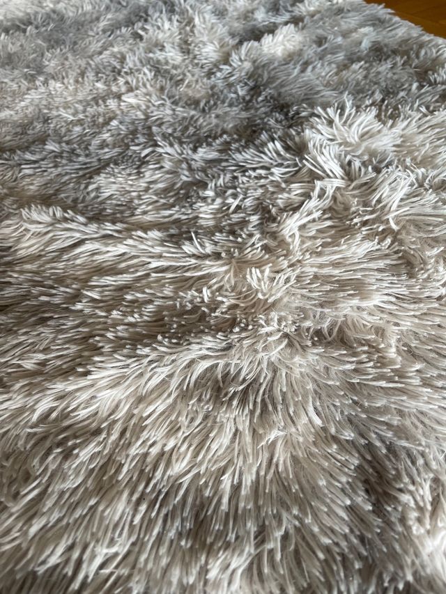 Alfombra suave gris y blanca