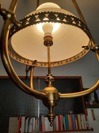 Lámpara antigua de metal y cristal dorada