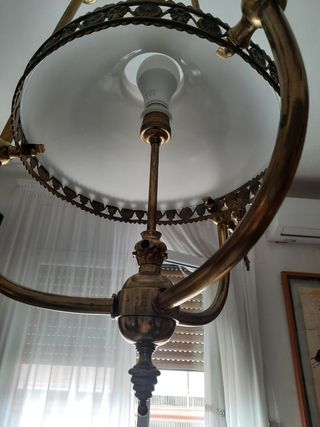 Lámpara antigua de metal y cristal dorada