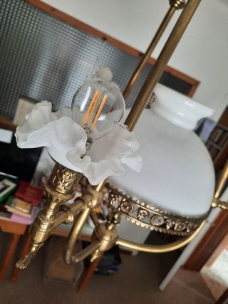 Lámpara antigua de metal y cristal dorada