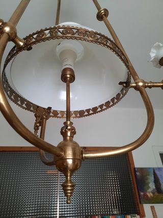 Lámpara antigua de metal y cristal dorada