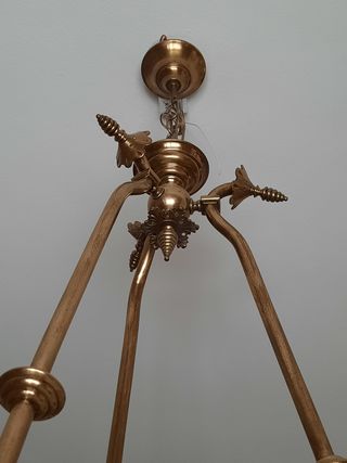 Lámpara antigua de metal y cristal dorada