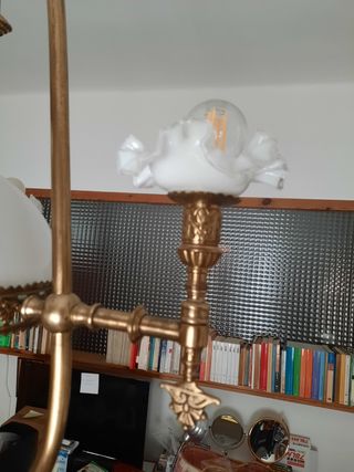 Lámpara antigua de metal y cristal dorada